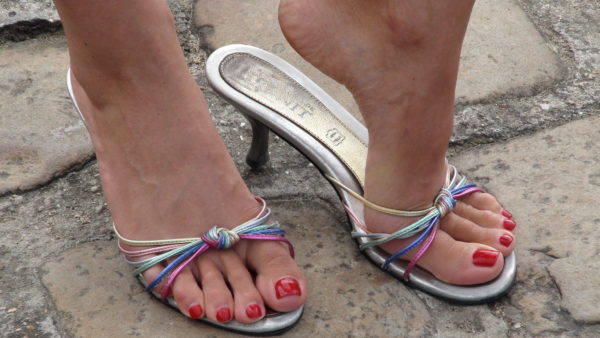 Red nails, mules and green sandals3