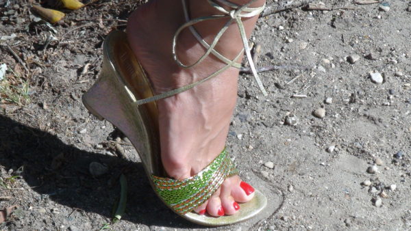Red nails, mules and green sandals2